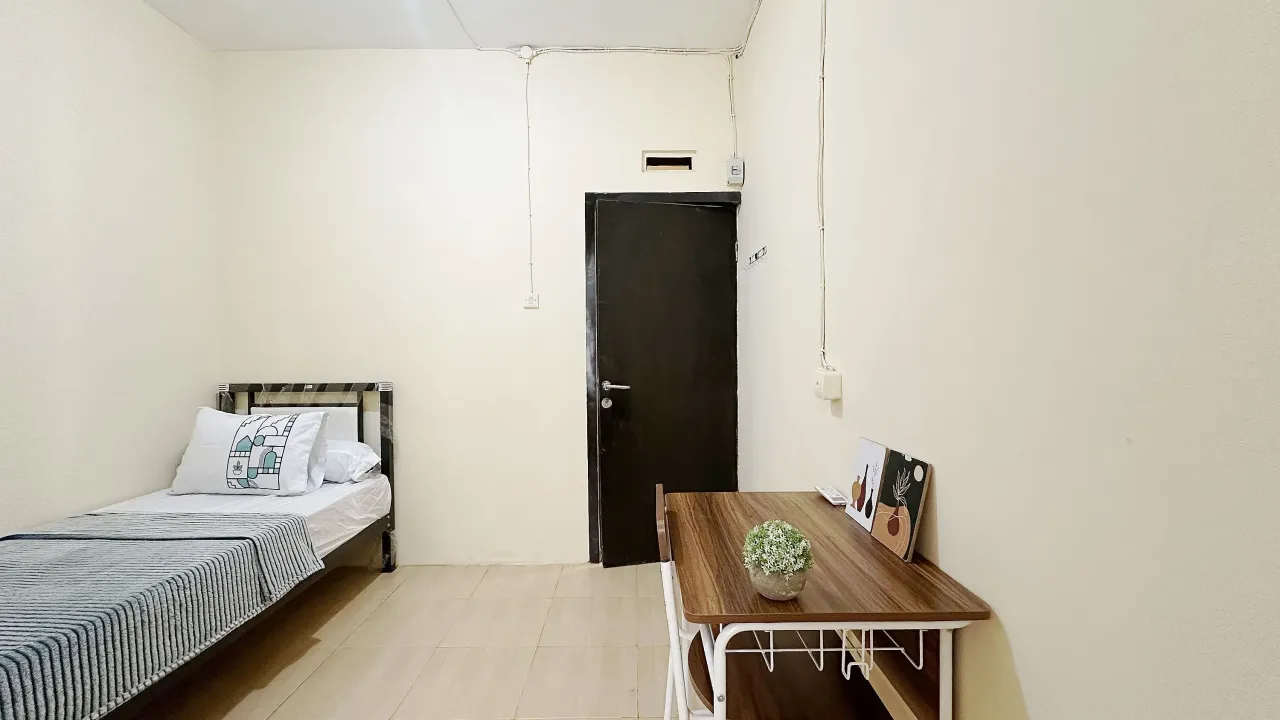 Glows Coliving Cicadas Bandung Compact Single C