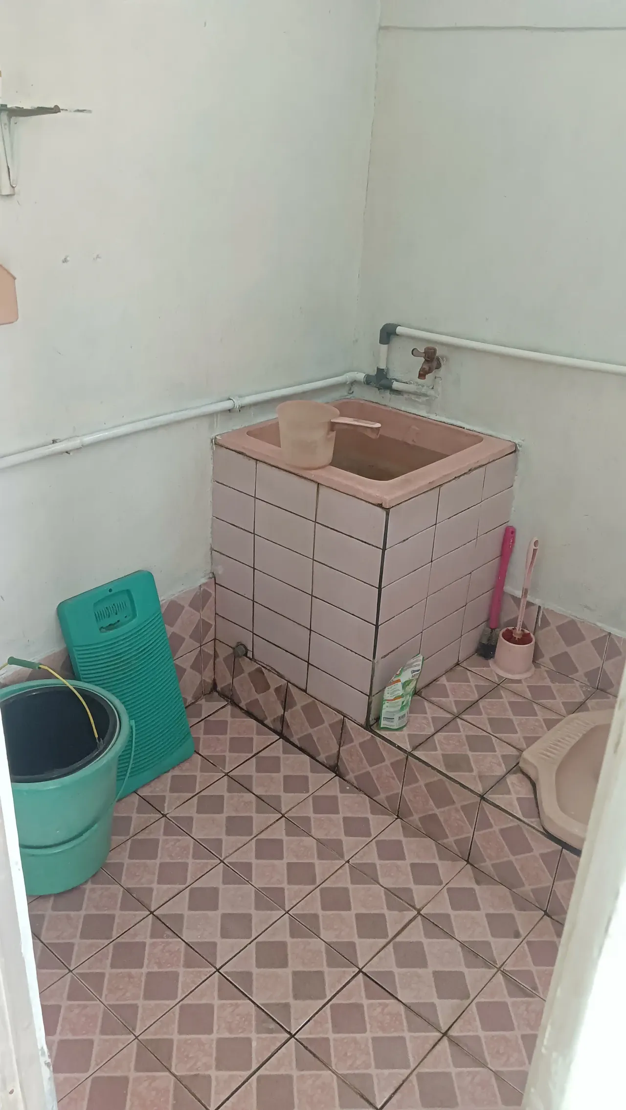 Kos putri mangga80 Kamar mandi diluar