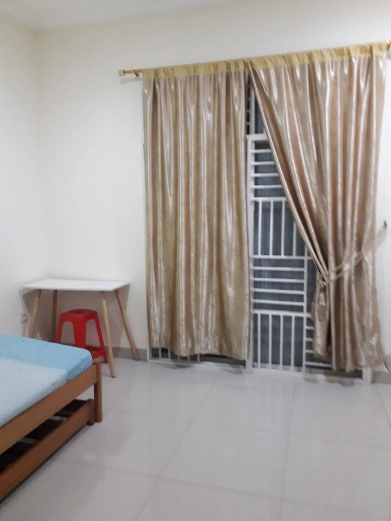 Mira Kost Kamar Kos