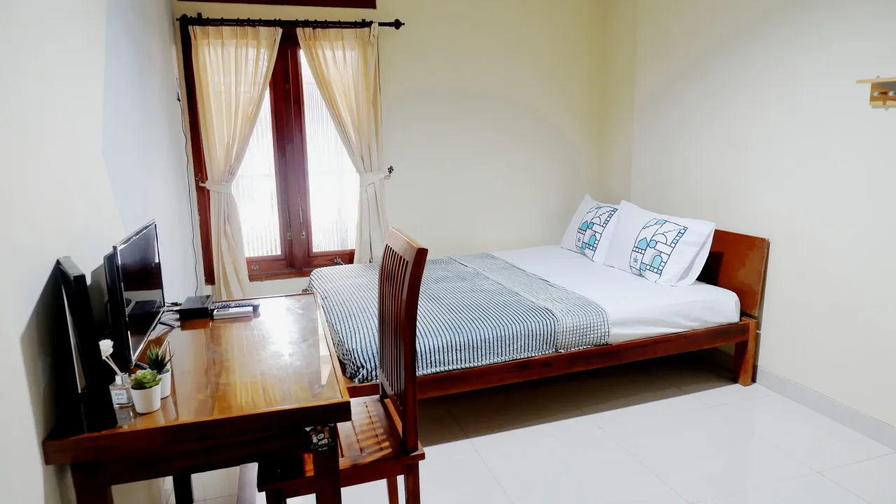 Wisma Seruni Wonocolo Surabaya Superior Queen A