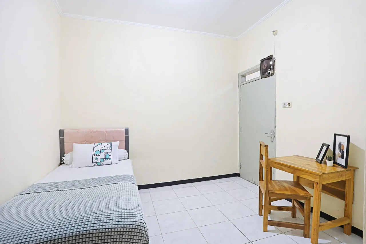 Sulasminingsih House Siwalankerto Surabaya Regular Single A