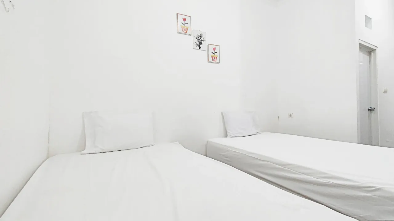 Algira Guest House Hegarmanah Bogor Superior Twin B